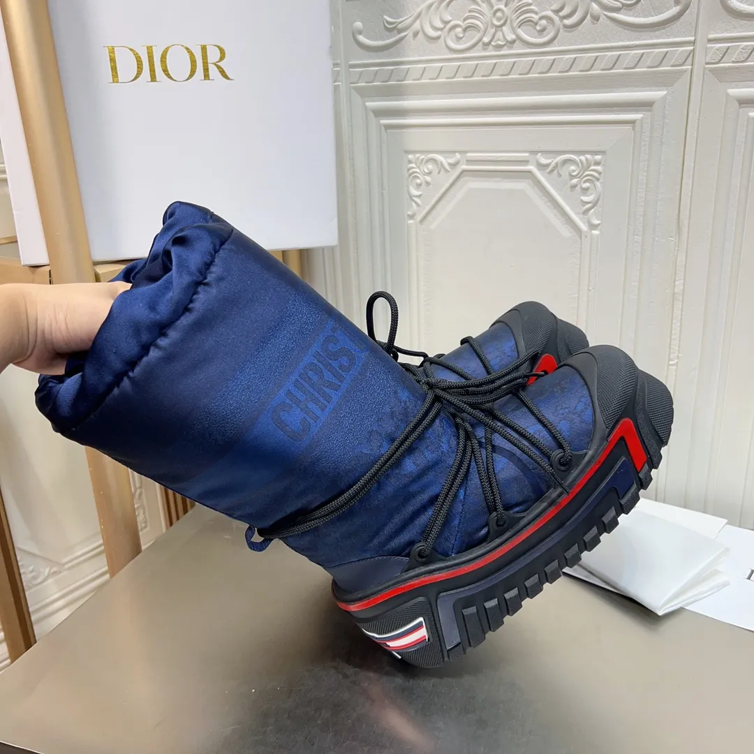 Men's shoes p600! The highest version on the market, Dior Dior's king style snow boots, ski boots, fat and cute, so cute →_→ from the DiorAlps limited series, unique. Shiny nylon Oblique print upper with criss-cross straps for an ideal fit. The technical fabric of the boot shaft, short-cut version, can be worn in the city or in the mountains. It makes the calf slimmer and taller, warm and concave. The boot shaft and sole are made of original waterproof padded lining. The embroidered fabric is original star ⭐ rubber non-slip thick sole and multi-module combination outsole. The size is 35-40. 41Customized